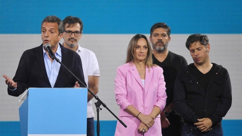 Massa llamó a Milei para felicitarlo y dijo que este lunes comienza la transición