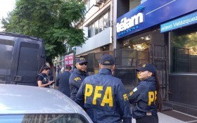 País