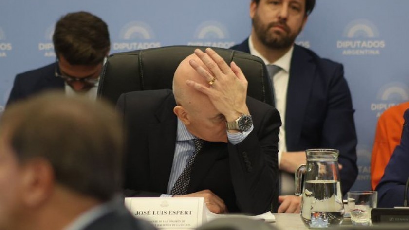 Acorralado por el escándalo, Espert renunció a su candidatura como diputado de LLA