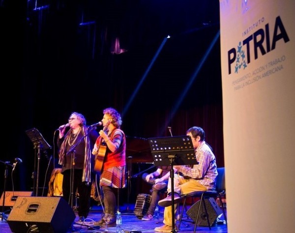 Cosquín: Criticó a Javier Milei, la abuchearon y le rechazaron “una chacarera más”