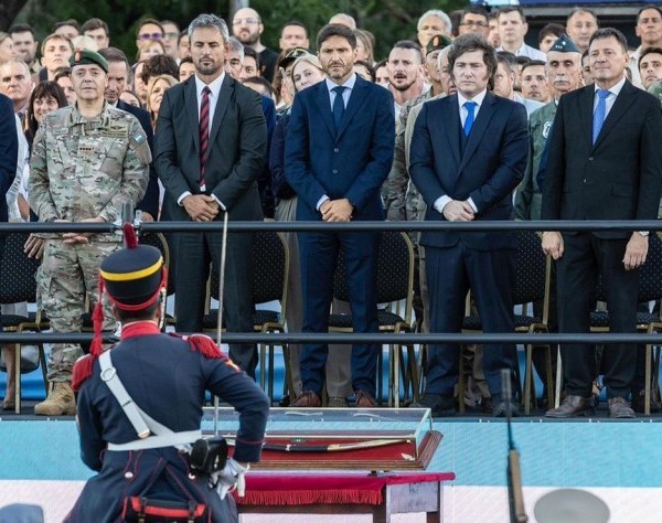 Milei entregó el sable corvo de San Martín a los Granaderos a Caballo