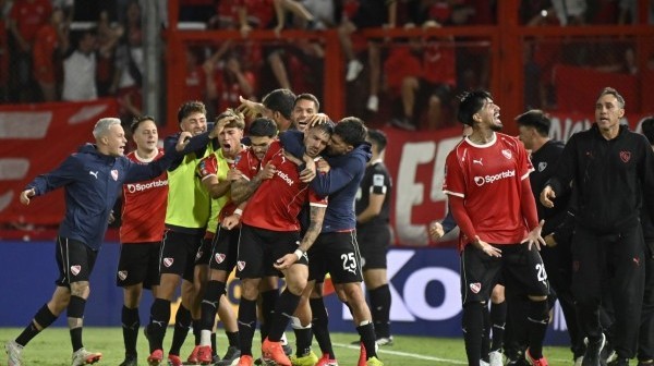 Independiente cambió insultos por aplausos al final: empató 4-4 con Unión