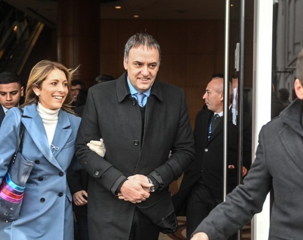 La Justicia confirmó que Manuel Adorni viajó a Aruba con su familia en primera clase