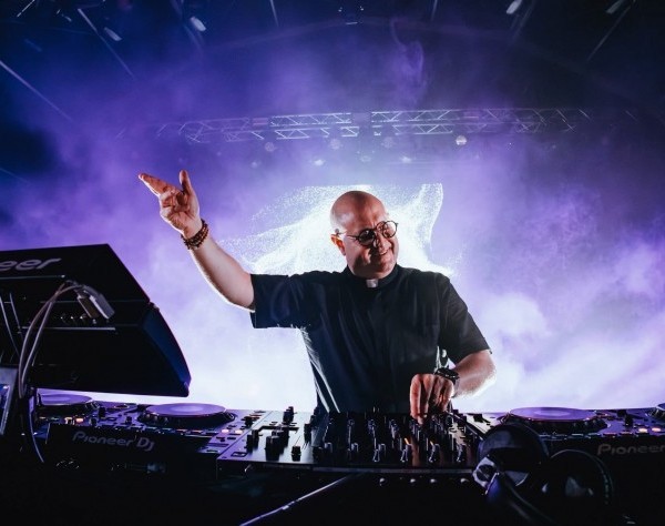 Una Plaza de Mayo colmada celebró la fiesta electrónica del padre Guilherme