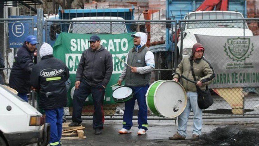 Un grupo de activistas del Sindicato de Camioneros irrumpió en una empresa e hirió a seis personas